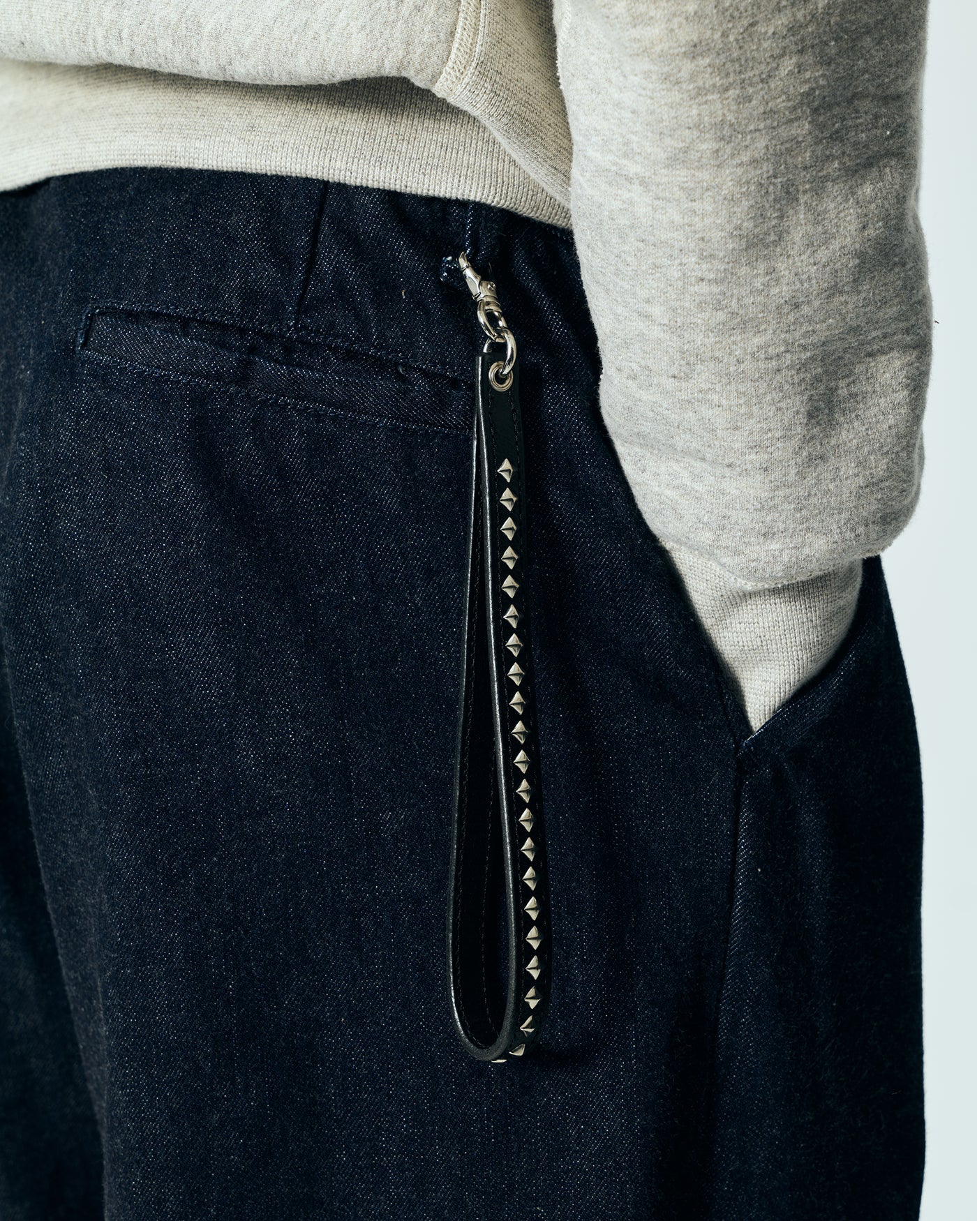 STUDS LEATHER WRIST STRAP