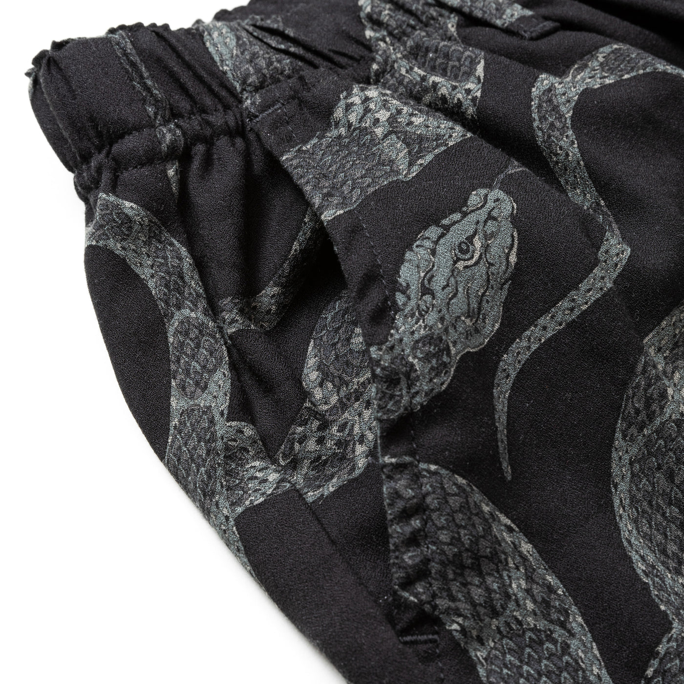 ALLOVER SNAKE PATTERN EASY SHORTS ＜EXCLUSIVE＞