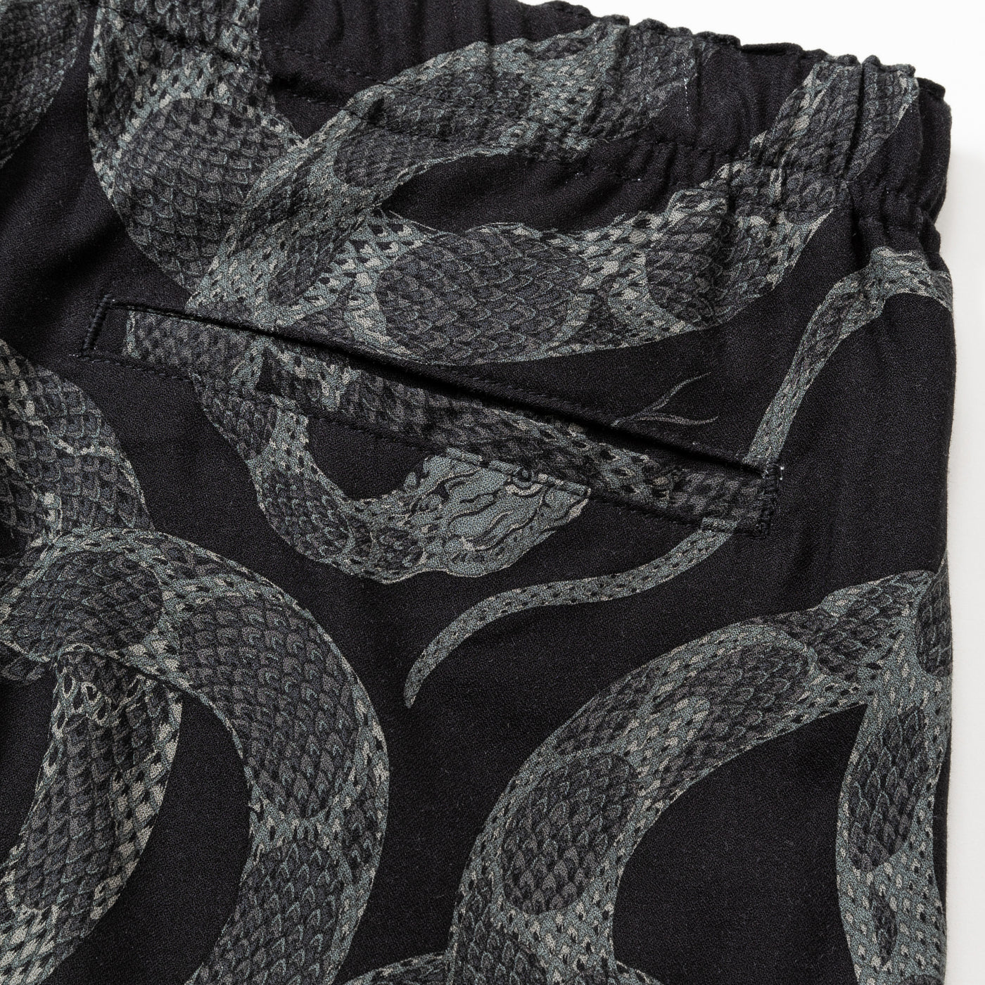 ALLOVER SNAKE PATTERN EASY SHORTS ＜EXCLUSIVE＞