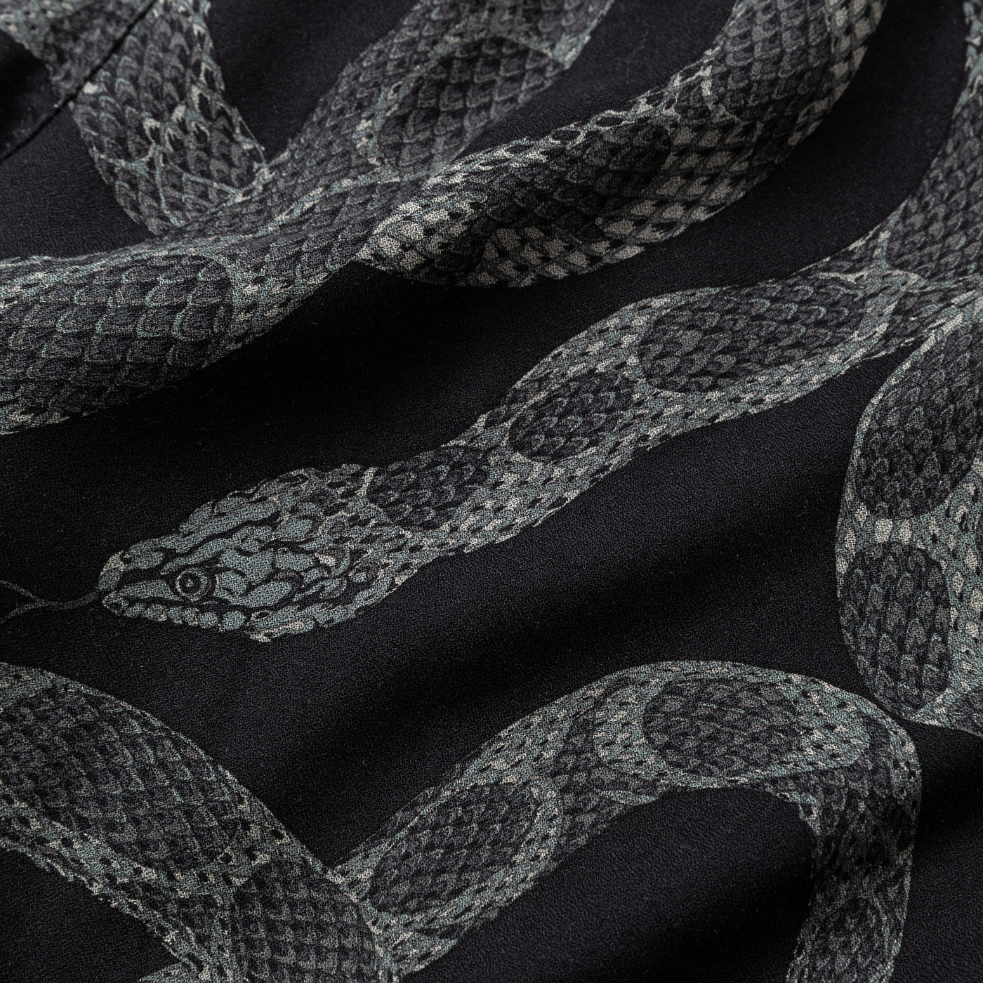 ALLOVER SNAKE PATTERN EASY SHORTS ＜EXCLUSIVE＞